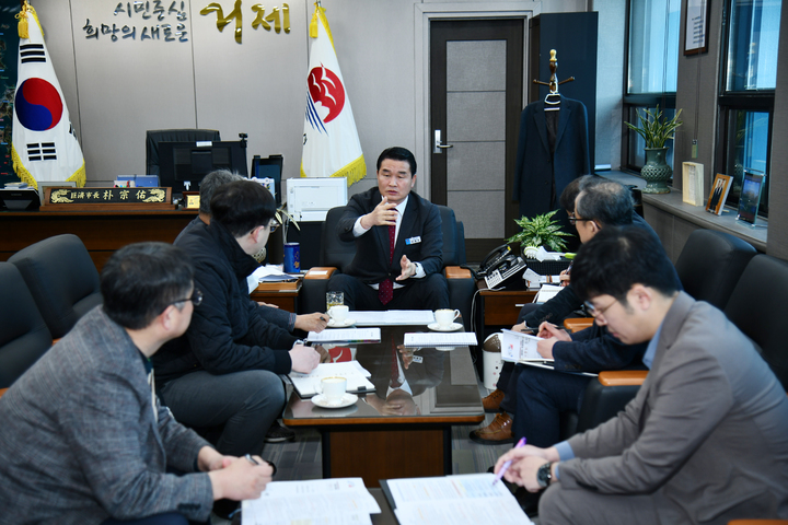 [거제=뉴시스] 신정철 기자= 경남 거제시는 행정안전부가 중앙부처와 지방자치단체, 공공기관 등 전국 338개 재난관리책임기관을 대상으로 실시한 재난관리평가에서 우수기관에 선정됐다고 30일 밝혔다. 사진은 지난 2월 재난관리평가 평가 항목 중 하나인 행안부 위원과 박종우 거제시장과의 인터뷰 모습.(사진=거제시 제공).2023.05.30. photo@newsis.com *재판매 및 DB 금지