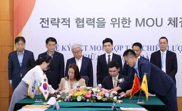 [서울=뉴시스]김주원 DB그룹 부회장 겸 해외담당 부회장(왼쪽)과 도빈광 T&T그룹 부회장이 MOU에 서명하고 있다. (사진 = DB그룹) 2023.5.30. photo@newsis.com *재판매 및 DB 금지