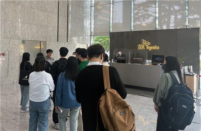 지난 12일 진행된 세종대 대학일자리플러스센터 '2023년 상반기 기업탐방 프로그램' 모습. 사진 세종대 *재판매 및 DB 금지