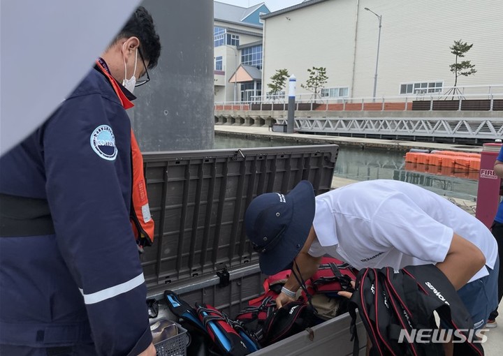 [서울=뉴시스] 마리나업 구명설비 점검.