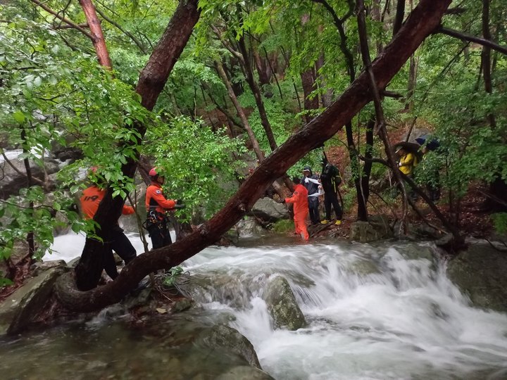 [울산=뉴시스]유재형 기자 = 울산 울주소방서(서장 정호영)는 지난 29일 오후 5시 47분께 신불산에서 하산 중 폭우로 인해 계곡물이 불어나는 바람에 고립된 남성 7명을 모두 무사히 구조했다고 30일 밝혔다. 2023.05.30. (사진= 울주소방서 제공)photo@newsis.com *재판매 및 DB 금지