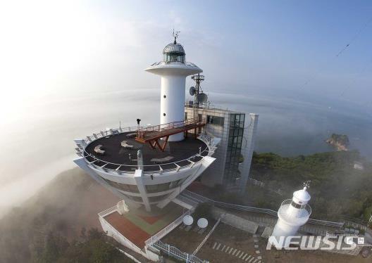 [서울=뉴시스] 팔미도등대 전체 전경(왼쪽 신(新) 등대·오른쪽 구(舊) 등대). 