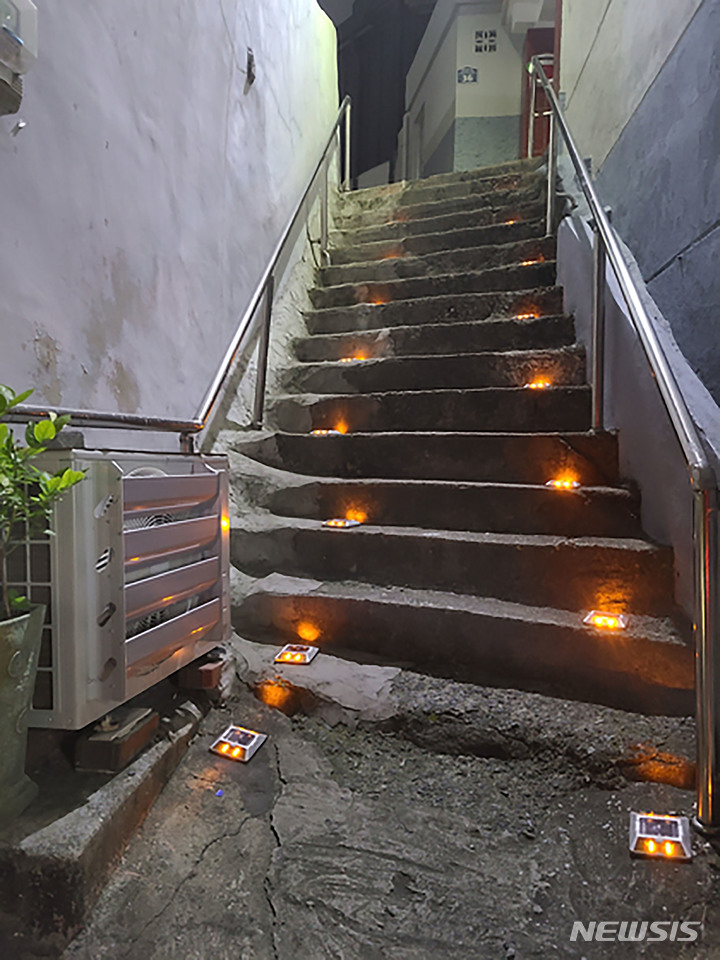 [성남=뉴시스] 성남시가 골목의 조도를 개선해 보행자의 심리적 위축감 완화와 자연적 감시를 유도했다