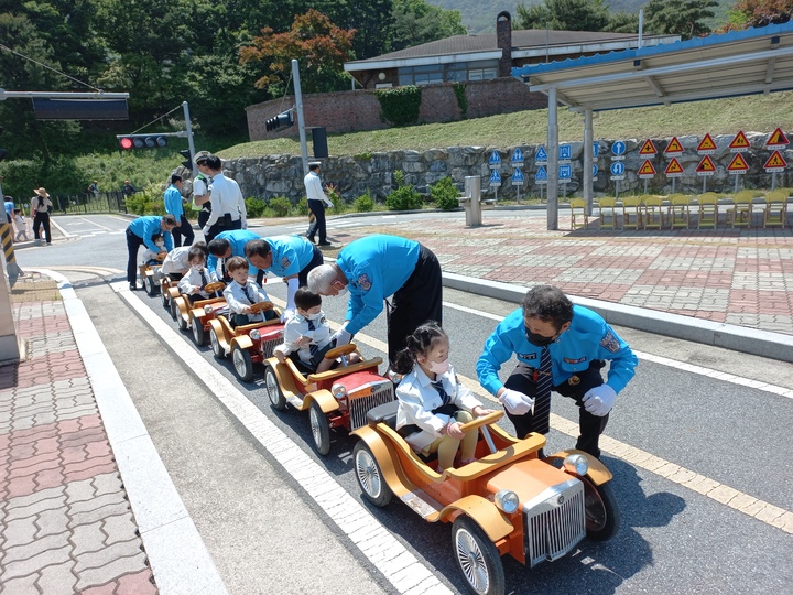 충북 충주 어린이교통안전체험장서 미니카를 타고 도로안전 체험하는 어린이들. (사진=충주시 제공) *재판매 및 DB 금지