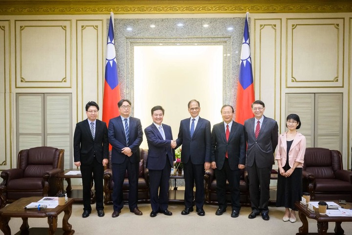 [서울=뉴시스] 대만 유시쿤 입법원장(국회의장 해당. 오른쪽에서 네번째)이 29일 타이베이 입법원에서 이은호 주타이베이 한국대표부 대표(왼쪽에서 세번째) 일행과 단체사진을 촬영하고 있다. 2023.05.30 <사진출처: 유시쿤 입법원장 페이스북>