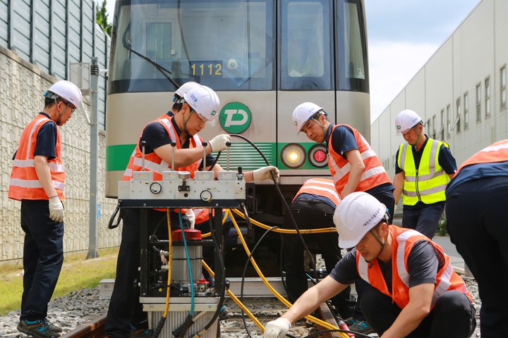 [대전=뉴시스] 조명휘 기자 = 대전교통공사 직원들이 판암차량기지에서 지진과 태풍 등 재난상황을 가정해 열차탈선 대비 비상 훈련을 하고 있다. (사진= 대전교통공사 제공) 2023.05.30. photo@newsis.com *재판매 및 DB 금지