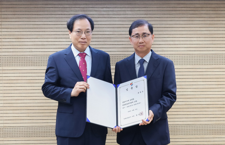 [인천=뉴시스] 30일 인천교통공사 는 홍창호(오른쪽) 전 상수도사업본부 중부수도사업소장을 신임 상임이사로 임명했다. (사진=인천교통공사 제공) *재판매 및 DB 금지