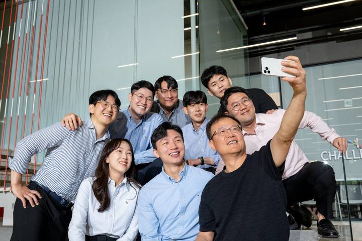 [서울=뉴시스] KT&G가 2030세대를 대표하여 기업문화 혁신을 이끌어갈 상상주니어보드 3기 임명식을 KT&G 서울본사에서 진행했다고 지난달 30일 밝혔다. 백복인 KT&G 사장(앞줄 오른쪽)과 상상주니어보드 3기 멤버들이 임명식을 마치고 기념사진을 촬영하고 있다. (사진=KT&G제공)2023.05.30.