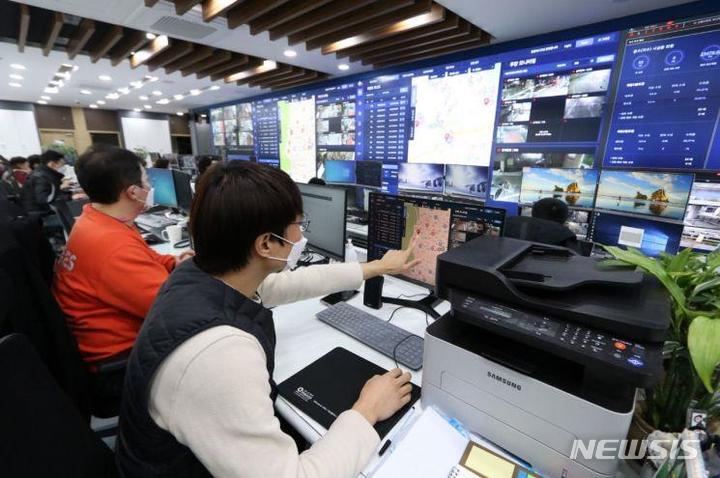[서울=뉴시스]서울시가 CCTV 통합관제센터를 통해 주거밀집지역 등의 마약류 유입을 실시간으로 감시해 즉각 대응하겠다고 30일 밝혔다. (사진=서울시 제공). 2023.05.30. photo@newsis.com