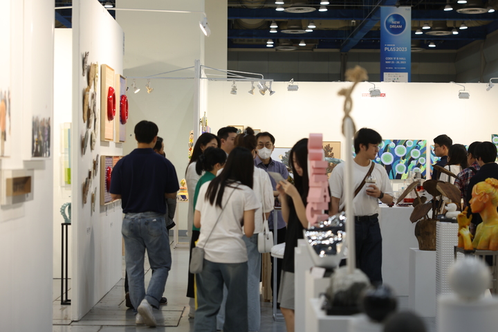 조형아트서울 '33인 신진 작가 조각전' 성황. *재판매 및 DB 금지