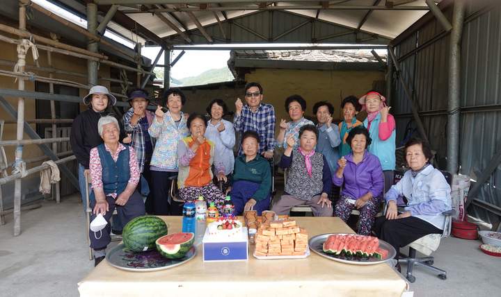 모곡마을 주민들이 새끼따오기 이소 기념 잔치를 하고 있다. *재판매 및 DB 금지