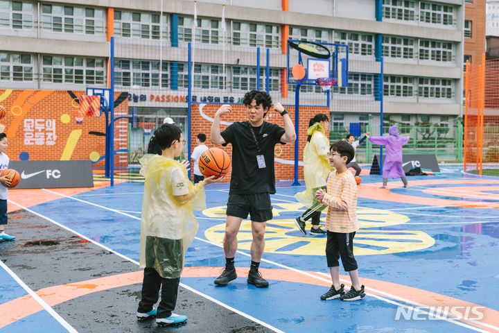 [서울=뉴시스]서울시평생교육진흥원은 나이키코리아, 초록우산어린이재단과 협약을 맺고 모두의 학교 운동장 시설을 '모두의 운동장'으로 재탄생시켰다고 30일 밝혔다. (사진=서울시 제공). 2023.05.30. photo@newsis.com