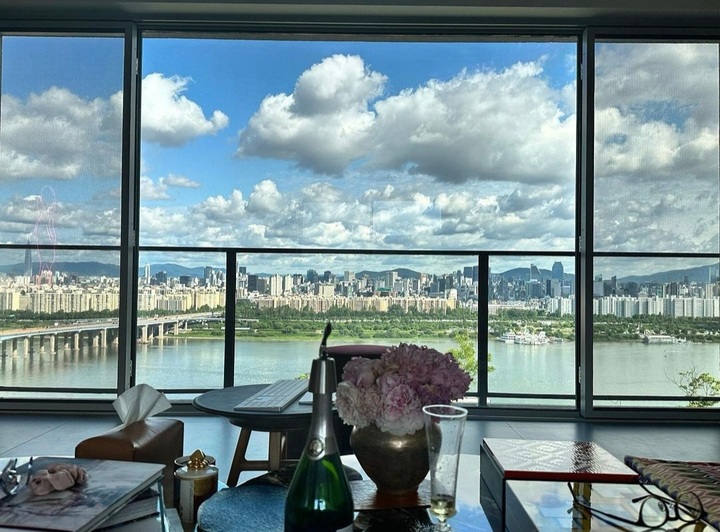 [서울=뉴시스] 배우 이혜영이 탁 트인 한강뷰 집을 공개했다. (사진=이혜영 인스타그램 캡처) 2023.05.30. photo@newsis.com *재판매 및 DB 금지