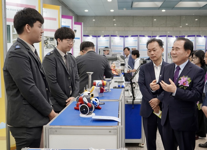 [홍성=뉴시스] 김지철 충남교육감이 도내 중학생 대상 직업교육프로그램에서 학생들을 격려하고 있다. *재판매 및 DB 금지