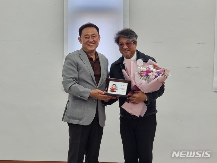 &nbsp; 이충우 시장과 여주시홍보대사 가수 이무송(오른쪽)