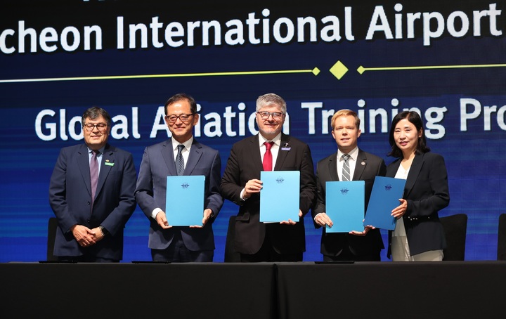 [서울=뉴시스] 홍찬선 기자 = 30일 서울 콘래드 호텔에서 열린 ‘글로벌 항공 전문가 교육과정 신설을 위한 업무협약 체결식’에서 인천국제공항공사 이희정 사장 직무대행(사진 오른쪽)이 협약 체결 후 (사진 왼쪽부터) 국제민간항공기구(ICAO) 호르헤 바거스(Jorge Vargas) 기술협력국장, 한국항공대 허희영 총장, ICAO 후앙 카를로스 살라자르(Juan Carlos Salazar) 사무총장, 엠브리리들대 매튜 플래허티(Matthew Flaherty) 아시아지역 부총장과 기념촬영을 하고 있다. (사진=인천공항공사 제공)2023.05.30. photo@newsis.com *재판매 및 DB 금지