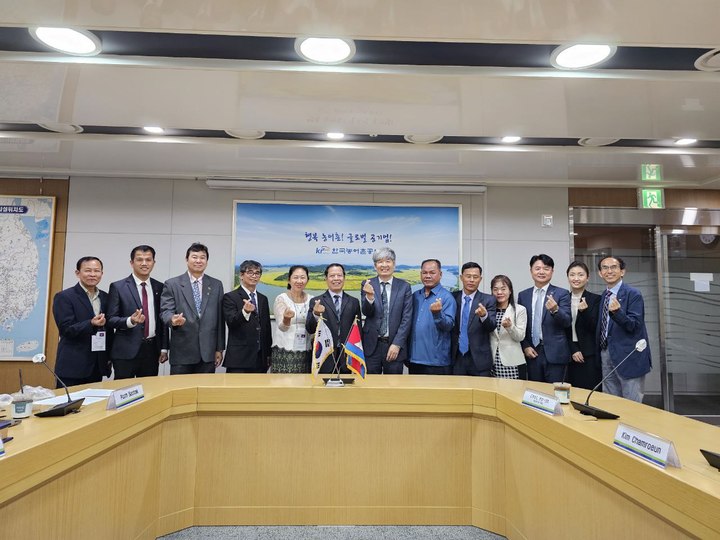 [세종=뉴시스] 한국농어촌공사는 22일부터 31일까지 캄보디아 수자원기상부 차관 등 공무원 9명을 초청해 '농업용수 및 농업생산기반시설 운영관리 역량 강화' 연수를 진행했다. (사진=농어촌공사 제공) *재판매 및 DB 금지