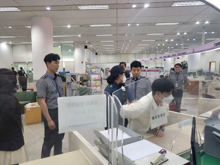 [대전=뉴시스] 조명휘 기자 = 대전시가 30일 시청 소통민원실에서 둔산경찰서와 합동으로 폭언·폭행 등의 특이민원 발생을 가정한 비상대응 모의훈련을 하고 있다. (사진= 대전시 제공) 2023.05.03. photo@newsis.com *재판매 및 DB 금지