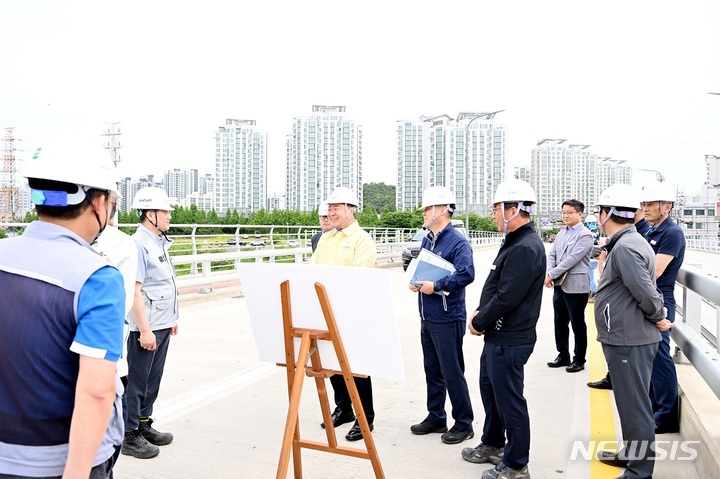 김경일 파주시장이 30일 지방도 359호선 '문산-내포 도로 확포장' 공사 현장을 점검하고 있다.