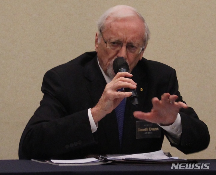 [제주=뉴시스] 양영전 기자 = 제5회 제주4·3평화상 수상자인 개레스 에번스 전 호주 외교부 장관이 30일 오후 메종글래드제주 호텔에서 열린 수상자 합동 기자회견에서 질문에 답하고 있다. 2023.05.30. 0jeoni@newsis.com&nbsp; 