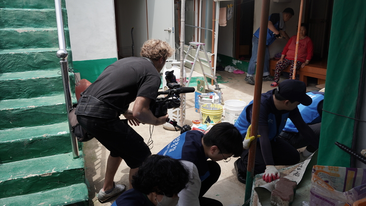 [통영=뉴시스] 신정철 기자= 프랑스 방송인 암브흐(Ambre)씨가 지난 27일 통영시 한산면 비진도 외항마을에서 섬마을 봉사활동을 펼치고 있는 통영해양경찰서 이동민원봉사단과 비진도 등 통영의 아름다운 풍경을 카메라에 담았다.(사진=통영해경 제공).2023.05.30. photo@newsis.com *재판매 및 DB 금지