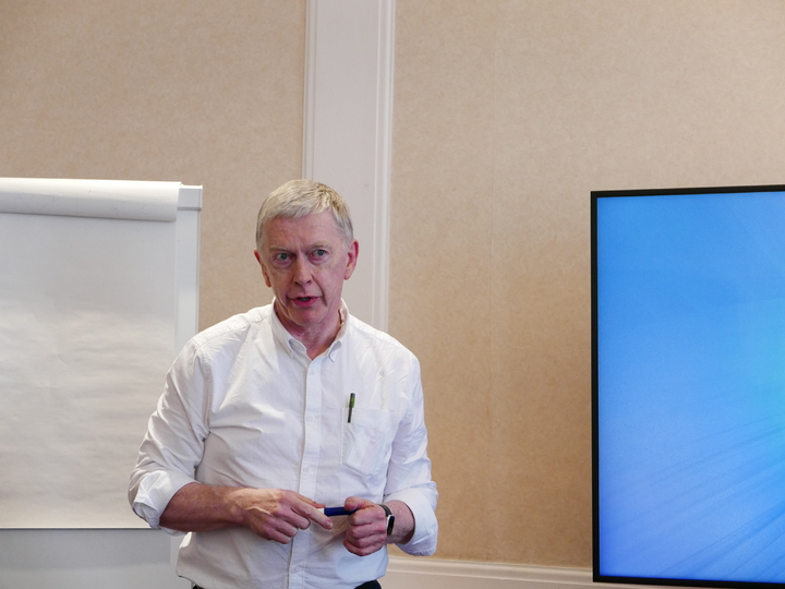 [런던=뉴시스] 홍세희 기자 = 피터 호디노트(Peter J Hoddinott) 전 유럽시멘트협회장이 지난 24일(현지시각) 영국 런던의 한 호텔에서 한국 기자단과 만나 인터뷰 하고 있다. 2023.05.31. hong1987@newsis.com&nbsp; *재판매 및 DB 금지