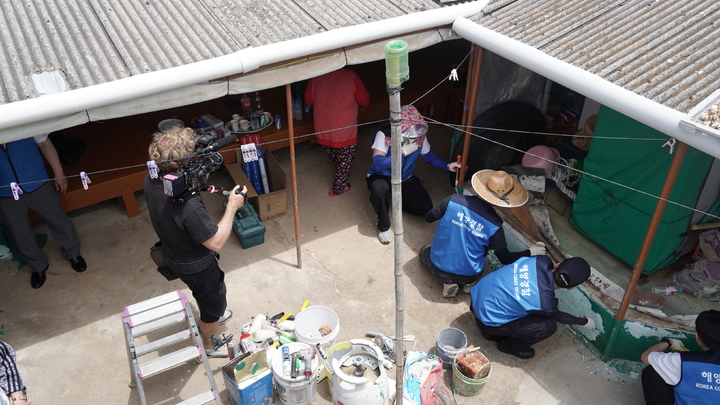 [통영=뉴시스] 신정철 기자= 프랑스 방송인 암브흐(Ambre)씨가 지난 27일 통영시 한산면 비진도 외항마을에서 섬마을 봉사활동을 펼치고 있는 통영해양경찰서 이동민원봉사단을 촬영해 화제다.(사진=통영해경 제공).2023.05.30. photo@newsis.com *재판매 및 DB 금지