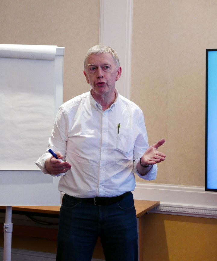 [런던=뉴시스] 홍세희 기자 = 피터 호디노트(Peter J Hoddinott) 전 유럽시멘트협회장이 지난 24일(현지시각) 영국 런던의 한 호텔에서 한국 기자단과 만나 인터뷰 하고 있다. 2023.05.31. hong1987@newsis.com&nbsp; *재판매 및 DB 금지