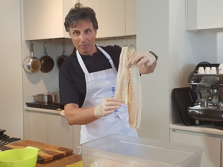 [서울=뉴시스]김혜경 기자 = 30일 서울 종로구 미쉬매시에서 진행된 노르웨이 건대구 론칭 행사에서 파올로 데 마리아 셰프가 물에 불린 노르웨이 건대구를 들어 보이고 있다. 2023.05.30.