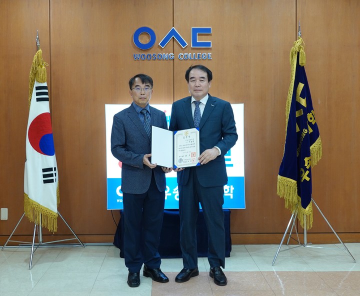 왼쪽부터 이용환 교수와 이달영 총장 *재판매 및 DB 금지