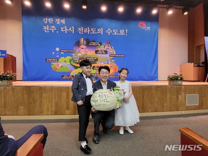 [전주=뉴시스]윤난슬 기자 = 우범기 전주시장은 30일 오전과 오후 '2023년 시민과 함께하는 동 순방' 일정으로 각각 LH 전북지사 별관 4층 대강당과 한국토지주택공사 본사 2층 대강당에서 효자4동·혁신동 주민들과 대화의 시간을 가졌다.2023.05.30.(사진=전주시 제공) 