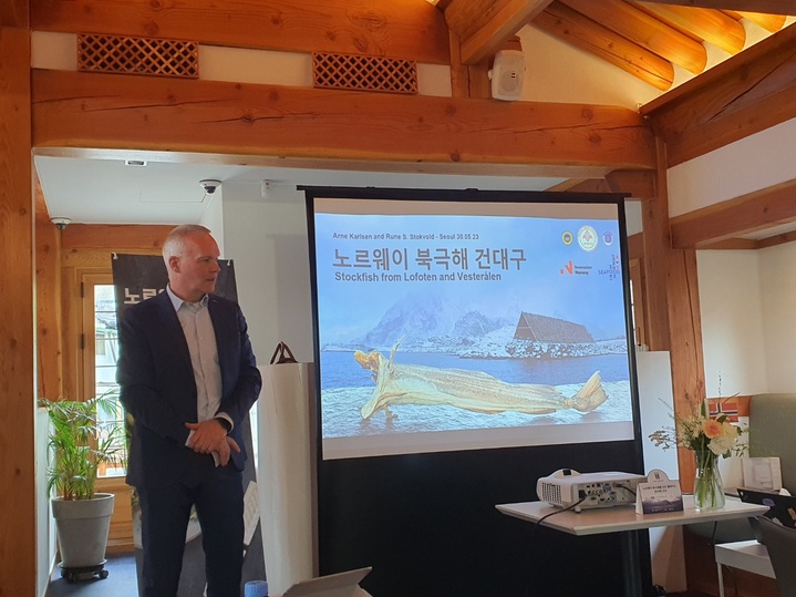 [서울=뉴시스] 김혜경 기자 = 30일 서울 종로구 미쉬매쉬에서 진행된 노르웨이 건대구 론칭 행사에서 노르웨이 수산물 수출업체인 로포트피스크(lofotfisk)의 루네 스톡폴트 디렉터가 발언하고 있다. 2023.05.30. 