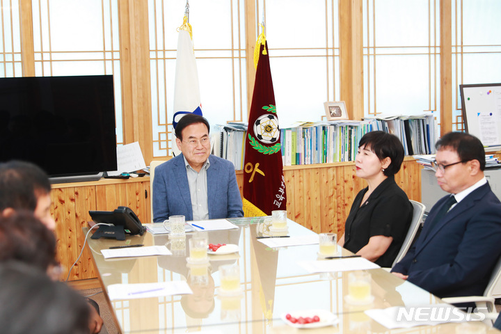 [전주=뉴시스]윤난슬 기자 = 서거석 전북교육감은 30일 도교육청을 방문한 도내 시·군 자원봉사센터장들에게 "교육청 차원에서 지원할 방안을 다각적으로 검토하겠다"면서 이같이 밝혔다.2023.05.30.(사진=전북교육청 제공) 