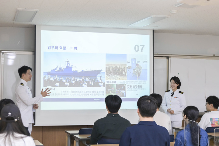 [부산=뉴시스] 해군작전사령부 소속 통역장교 고태환 중위 등 3명은 30일 부산대 문창회관에서 해군 통역장교 설명회를 개최했다. (사진=해군작전사 제공) *재판매 및 DB 금지