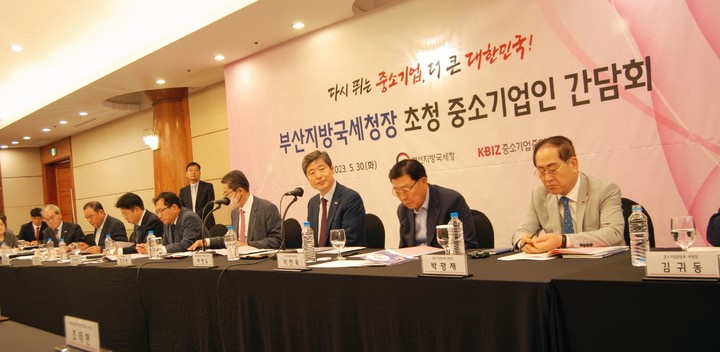 [부산=뉴시스] 허현도 중소기업중앙회 부산울산지역본부 회장(오른쪽 세번째) 등이 30일 오전 코모도호텔에서 장일현 부산지방국세청장 초청 중소기업인 간담회를 갖고 있다.(사진=중기중앙회 부산울산지역본부 제공) *재판매 및 DB 금지