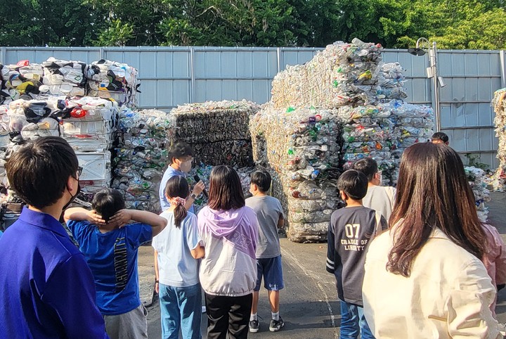 [대구=뉴시스] 대구시 남구는 지역 내 청소년 시설을 이용하는 학생들과 재활용 선별장 견학을 실시했다. (사진 = 대구시 남구 제공) 2023.05.30. photo@newsis.com *재판매 및 DB 금지