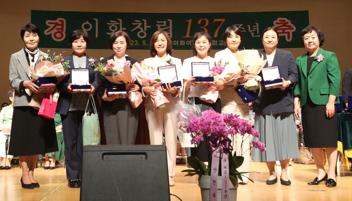 [수원=뉴시스] 사정희(사진 왼쪽부터 네 번째) 경기 수원시의원이 30일 서울 유관순기념관에서 열린 이화여자고등학교 창립 137주년 기념식에서 '이화를 빛낸 상'을 수상하고 있다. (사진=수원시의회 제공) 2023.05.30. photo@newsis.com *재판매 및 DB 금지