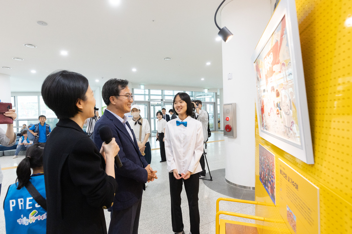 30일 오후 경기도청 1층 로비에서 김동연 경기도지사가 전시 관람을 하고 있다. (사진=경기도 제공) *재판매 및 DB 금지