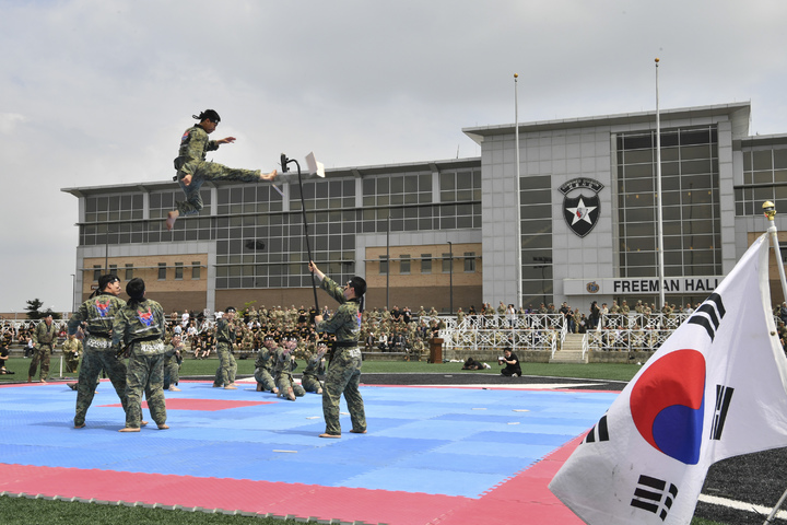 [서울=뉴시스] 5월 30일부터 6월 2일까지 진행되는 '한미 친선 주간' 행사에서 한미동맹 70주년을 기념해 태권도 시범을 선보이고 있다. (사진=육군 제공) 2023.05.30. photo@newsis.com *재판매 및 DB 금지