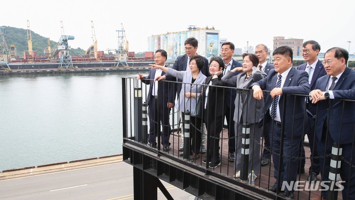 [인천=뉴시스] 인천항 방문. (사진=인천시의회 제공)