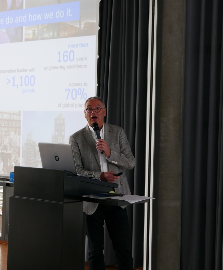 [베쿰=뉴시스] 홍세희 기자 = 독일 시멘트 제조업체인 티센크루프 폴리시우스(Polysius)사의 우베 마스(Uwe Mass) 기술총괄 임원이 한국 기자단에게 브리핑을 하고 있다. 2023.05.31. hong1987@newsis.com *재판매 및 DB 금지