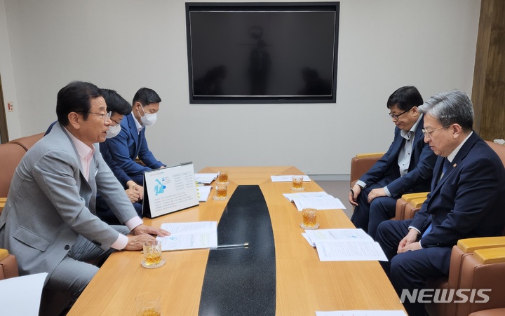 지난 26일 이현재 하남시장과 이현재 국토부제1차관의 모습. (사진= 하남시 제공)