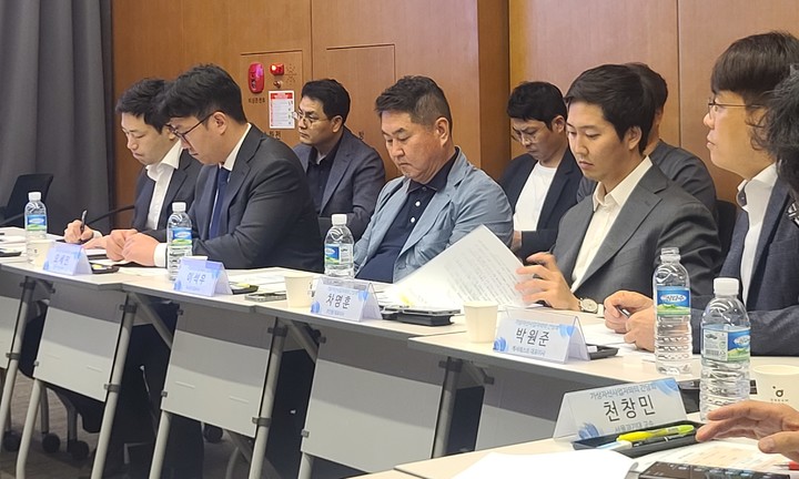 [서울=뉴시스] 금융감독원은 30일 오후 서울 서초구 드림플러스강남에서 '가상자산 이용자보호법' 시행 대비 업계 간담회를 열었다. 이석우 업비트 대표와 차명훈 코인원 대표 등이 이날 간담회에 참석했다. (사진=이지영 기자) *재판매 및 DB 금지