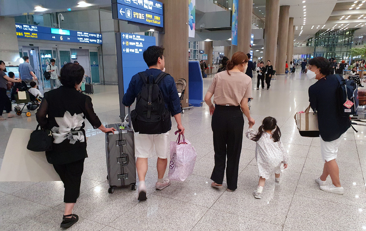 [인천공항=뉴시스] 홍찬선 기자 = 30일 슈퍼태풍 마와르의 영향으로 태평양의 대표 휴양지 괌에서 발이 묶였던 우리 국민들이 귀국행렬이 이틀째이어지고 있다. 이날 괌에서 도착한 김창길씨 가족이 인천공항을 나서고 있다. 2023.05.30. photo@newsis.com *재판매 및 DB 금지