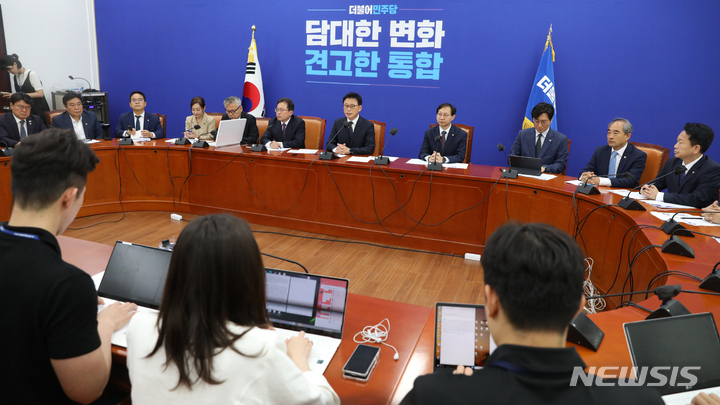 [서울=뉴시스] 고범준 기자 = 박광온 더불어민주당 원내대표가 30일 오전 서울 여의도 국회에서 열린 원내대책회의에서 발언하고 있다. 2023.05.30. bjko@newsis.com