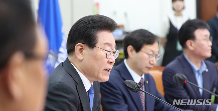 [서울=뉴시스] 전진환 기자 = 이재명 더불어민주당 대표가 30일 오전 서울 여의도 국회에서 열린 중국 수출·진출 기업 애로사항 청취 긴급간담회에서 인사말을 하고 있다. 2023.05.30. amin2@newsis.com