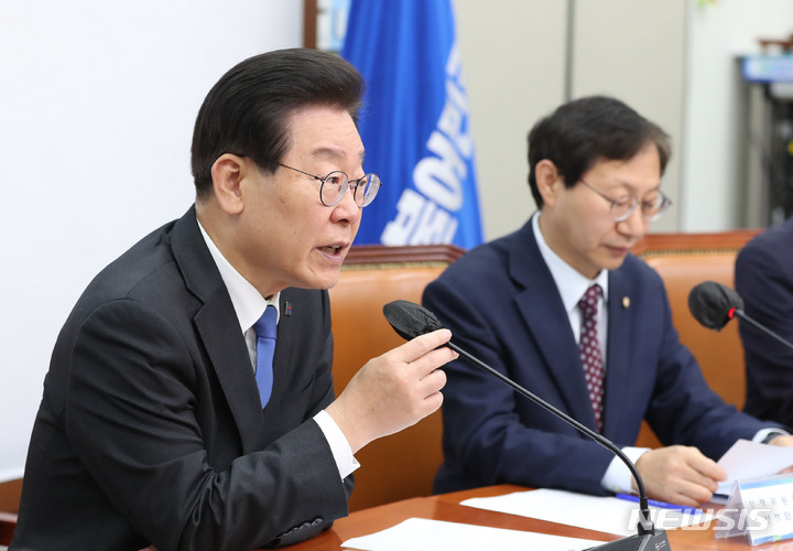 [서울=뉴시스] 전진환 기자 = 이재명 더불어민주당 대표가 30일 오전 서울 여의도 국회에서 열린 중국 수출·진출 기업 애로사항 청취 긴급간담회에서 인사말을 하고 있다. 2023.05.30. amin2@newsis.com