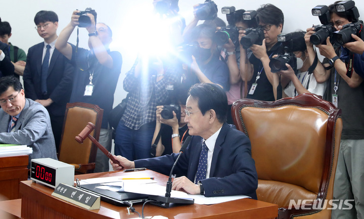 [서울=뉴시스] 추상철 기자 = 변재일 윤리특위 위원장이 30일 오전 서울 여의도 국회에서 열린 윤리특별위원회 전체회의에서 의사봉을 두드리고 있다. 2023.05.30. scchoo@newsis.com