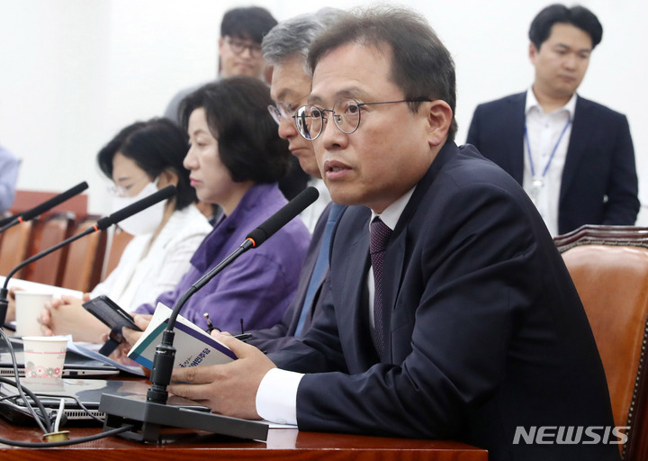 [서울=뉴시스] 추상철 기자 = 송기헌 윤리특위 야당 간사가 30일 오전 서울 여의도 국회에서 열린 윤리특별위원회 전체회의에서 발언하고 있다. 2023.05.30. scchoo@newsis.com