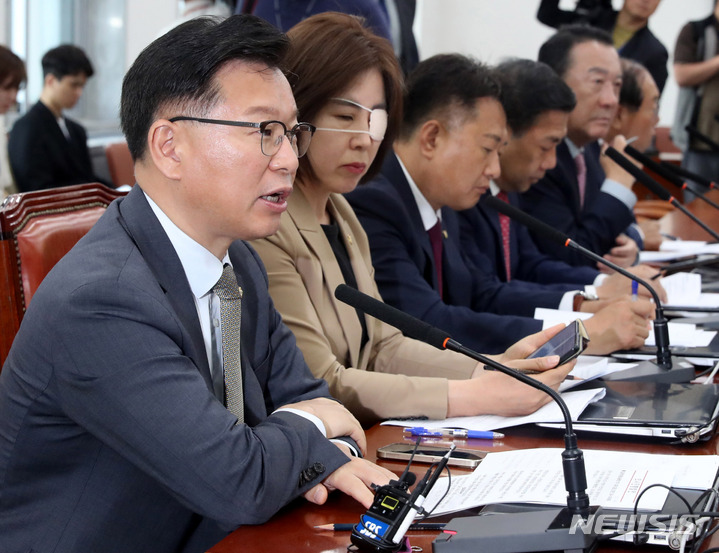 [서울=뉴시스] 추상철 기자 = 이양수 윤리특위 여당 간사가 30일 오전 서울 여의도 국회에서 열린 윤리특별위원회 전체회의에서 발언하고 있다. 2023.05.30. scchoo@newsis.com